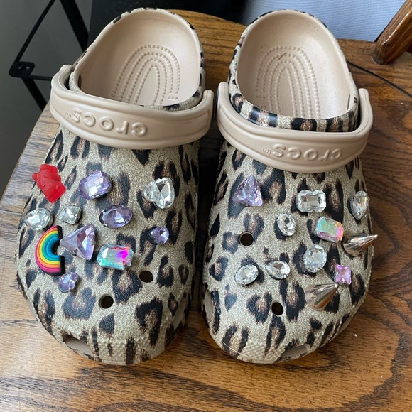 CROCS Leopard Print with Jibbitz included - Picture 2 of 5